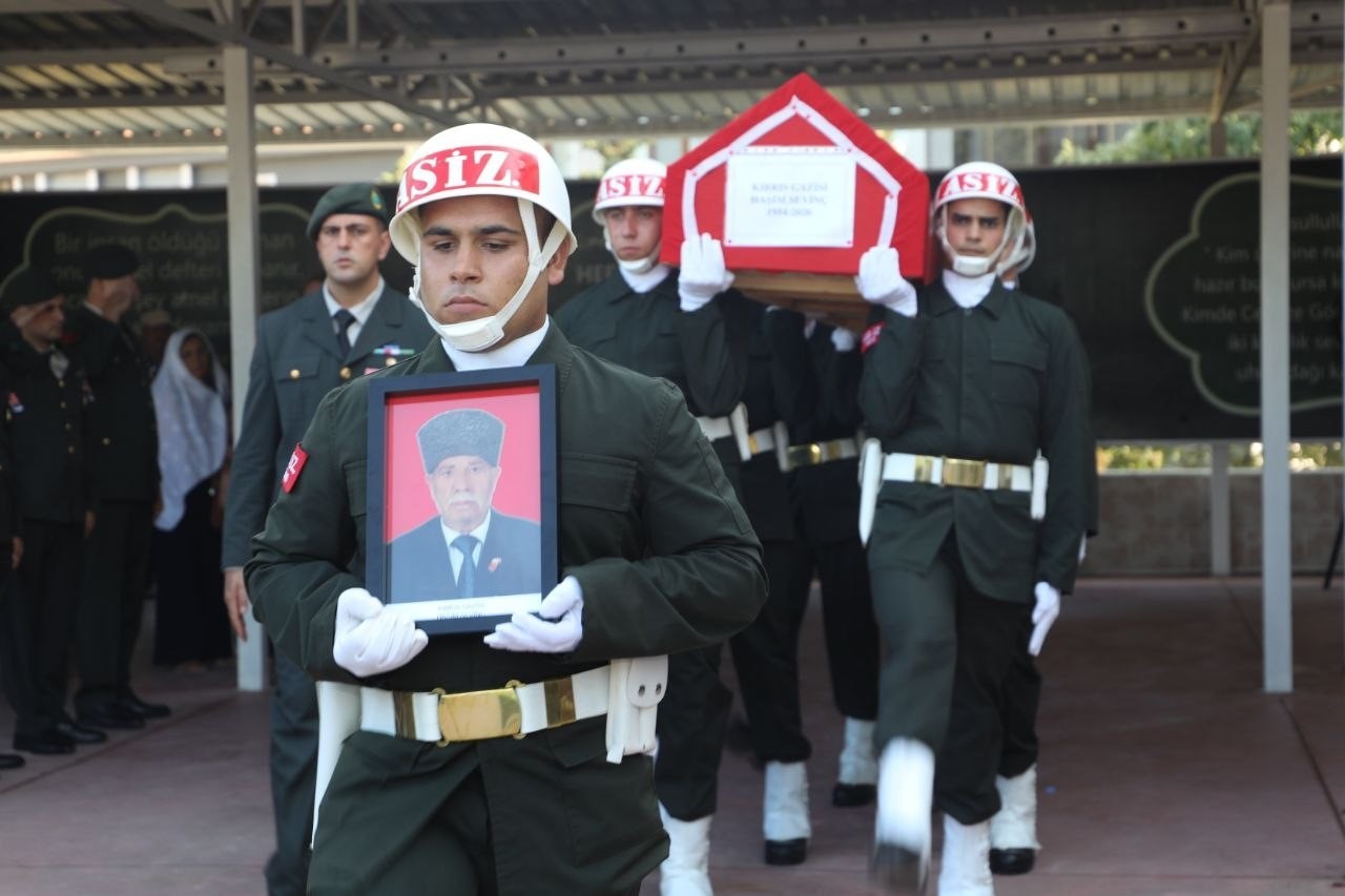 Kıbrıs Gazisi, resmi törenle son yolculuğuna uğurlandı