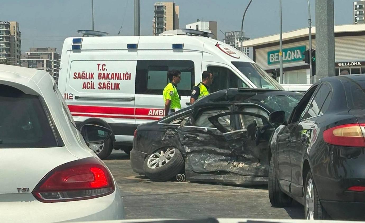 Ambulans ile otomobil çarpıştı: 3’ü sağlık çalışanı 5 yaralı