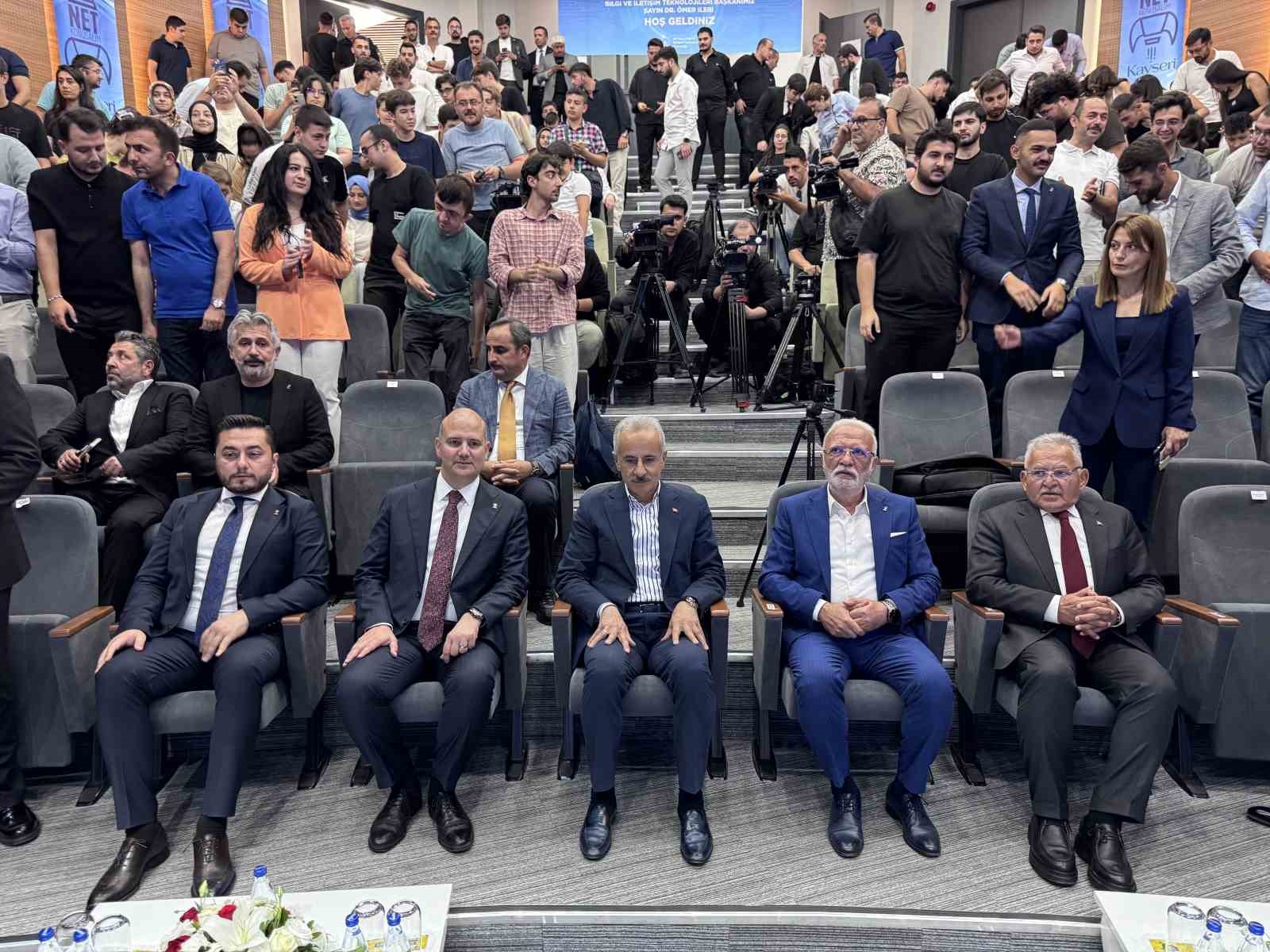 Bakan Uraloğlu, Kayseri’de gençlerle buluştu