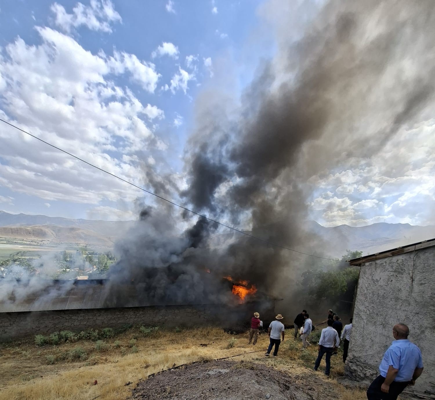 Van’da korkutan yangın: Alevler bitişikteki evlere sıçramadan söndürüldü