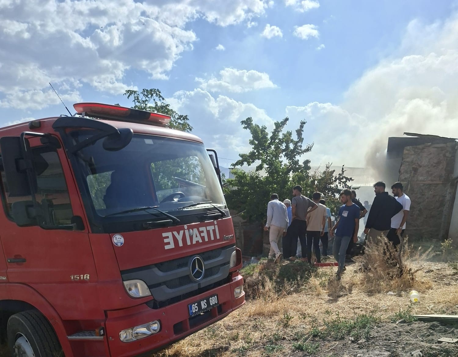 Van’da korkutan yangın: Alevler bitişikteki evlere sıçramadan söndürüldü