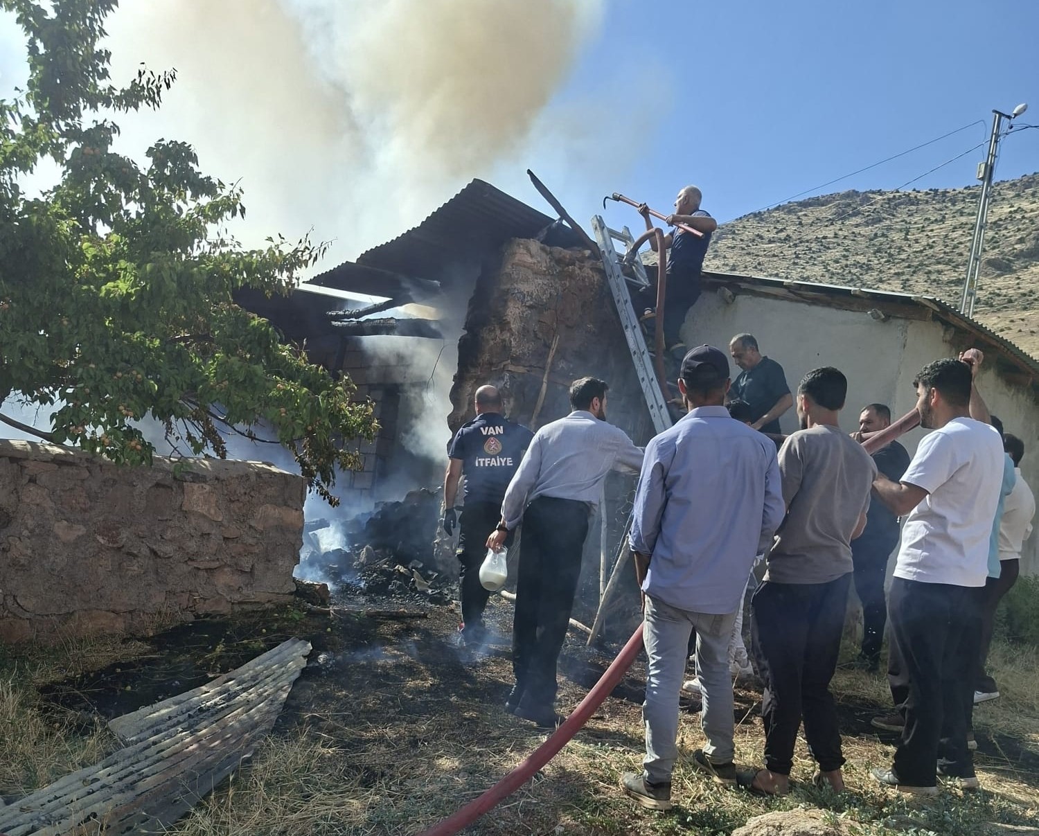 Van’da korkutan yangın: Alevler bitişikteki evlere sıçramadan söndürüldü