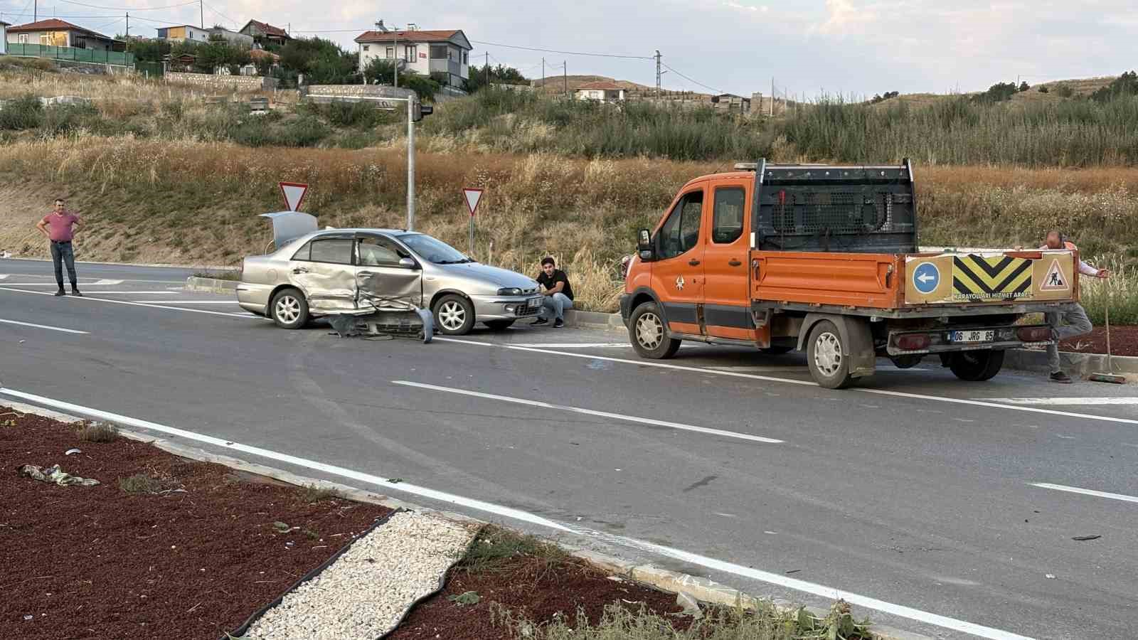 Çorum’da iki otomobil çarpıştı, sürücüler yara almadan kurtuldu
