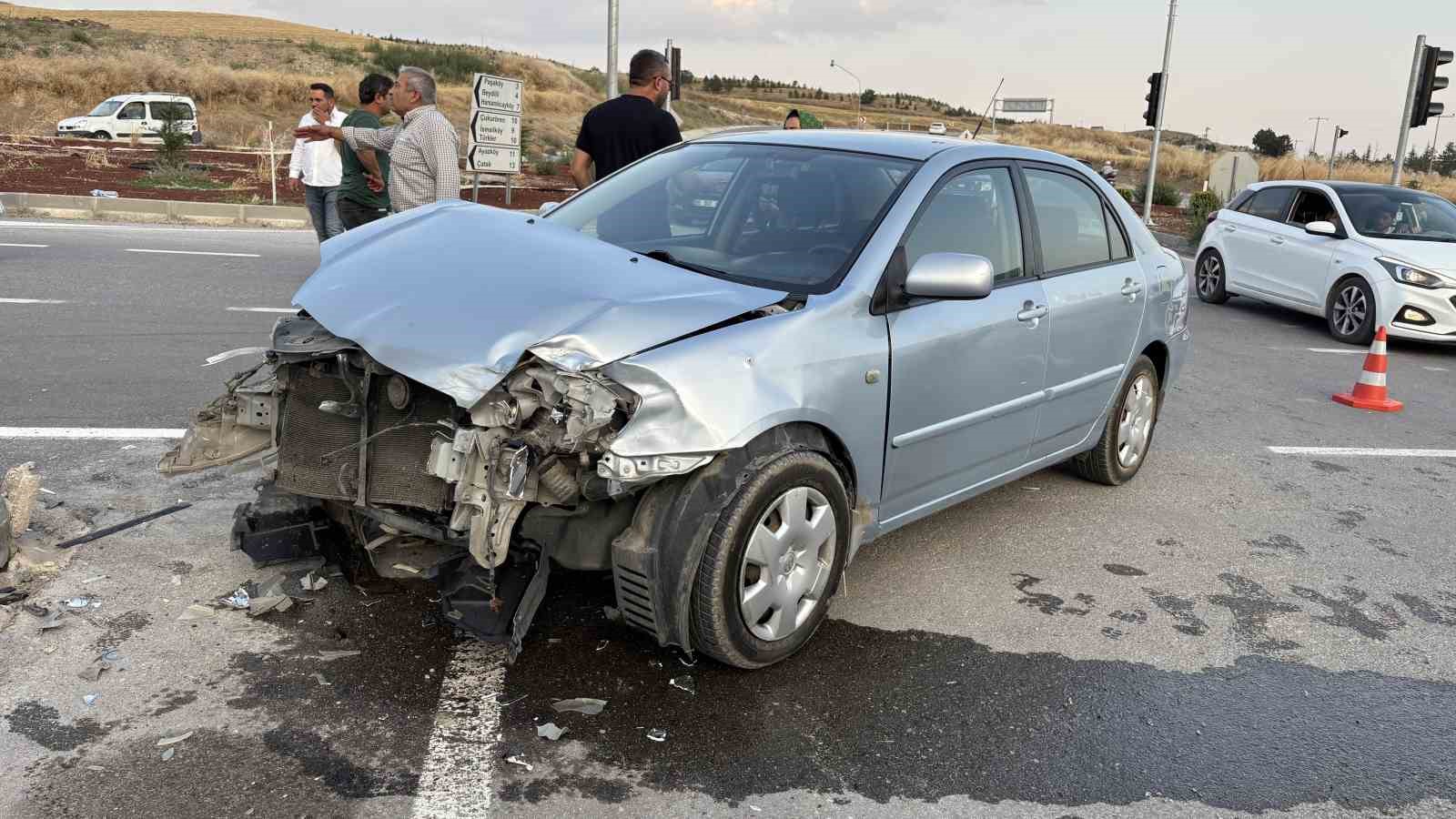 Çorum’da iki otomobil çarpıştı, sürücüler yara almadan kurtuldu