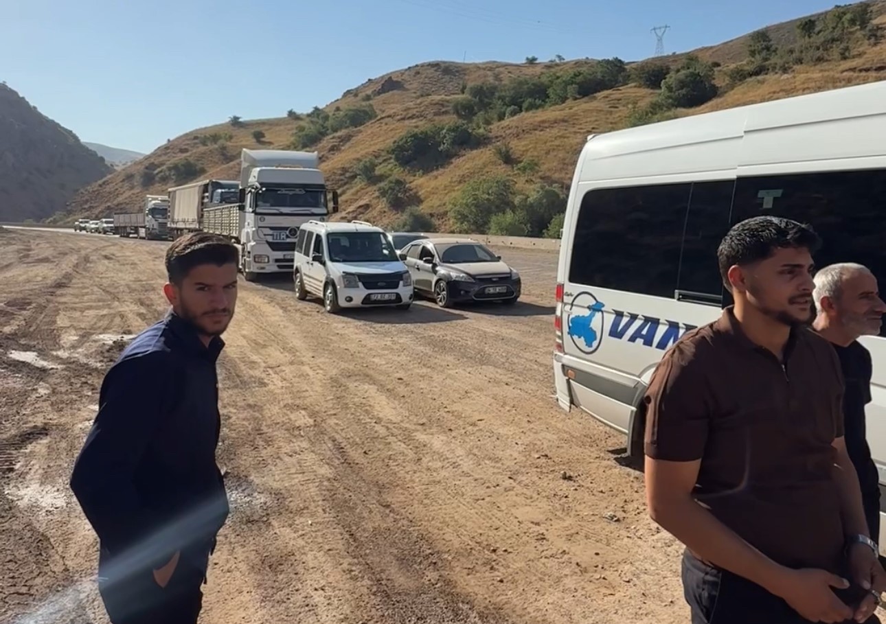 Yüksekova-Van karayolundaki çalışmalar sırasında araç kuyruğu oluştu