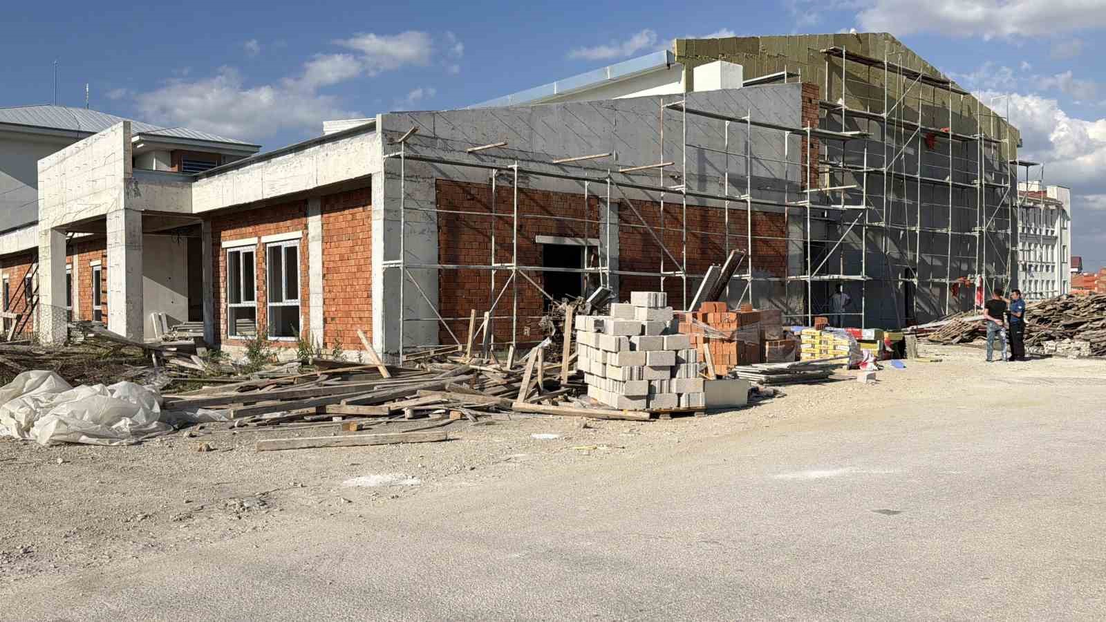 Bolu’da inşatta iskeleden düşen işçi yaralandı