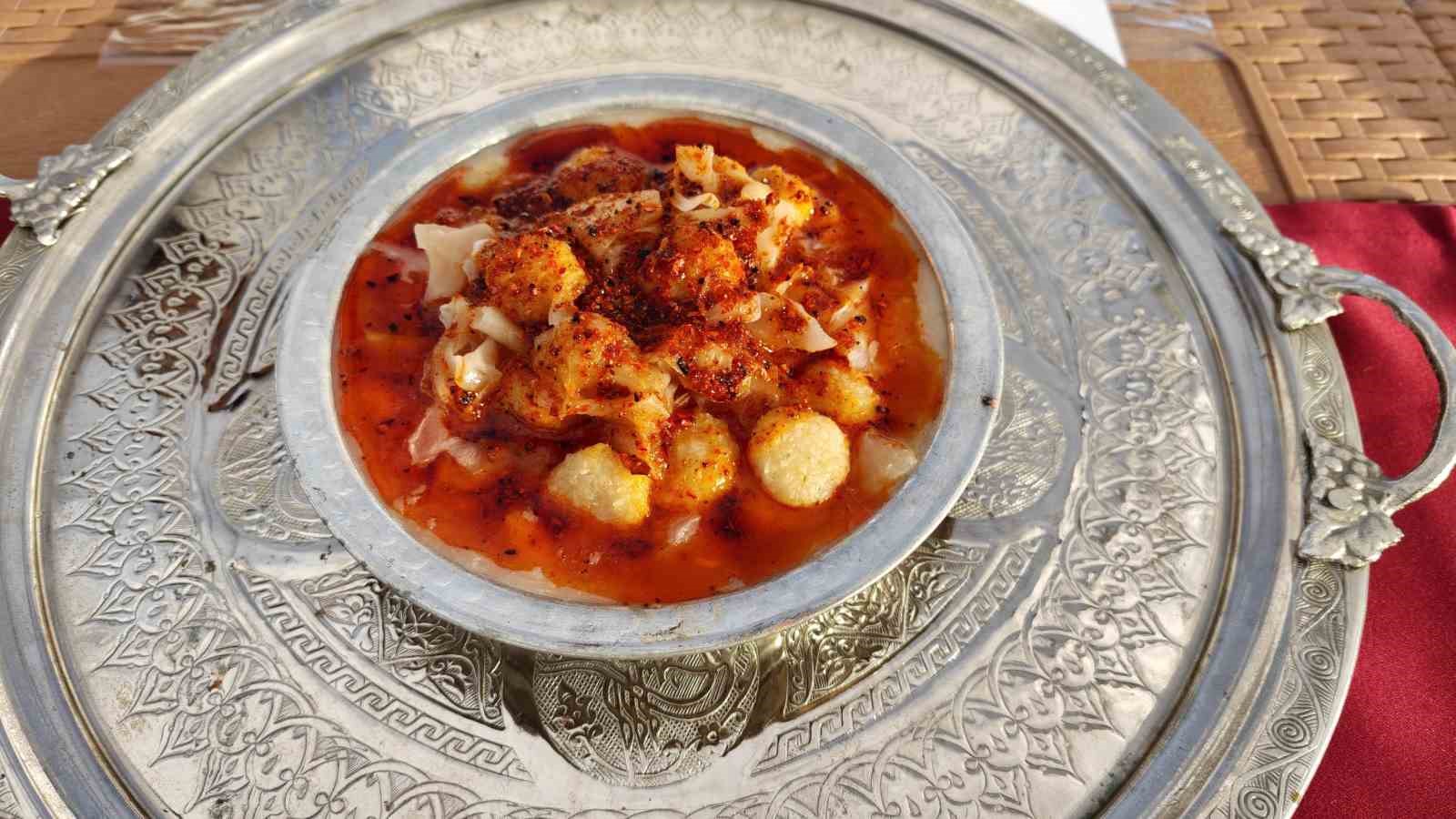 Bitlis’in birbirinden nefis 42 yemeği yarıştı
