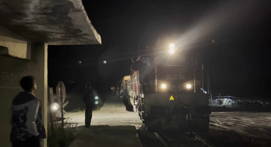 Kars-Akyaka yolcu treni arızalandı, hemzemin geçitte araç kuyruğu oluştu