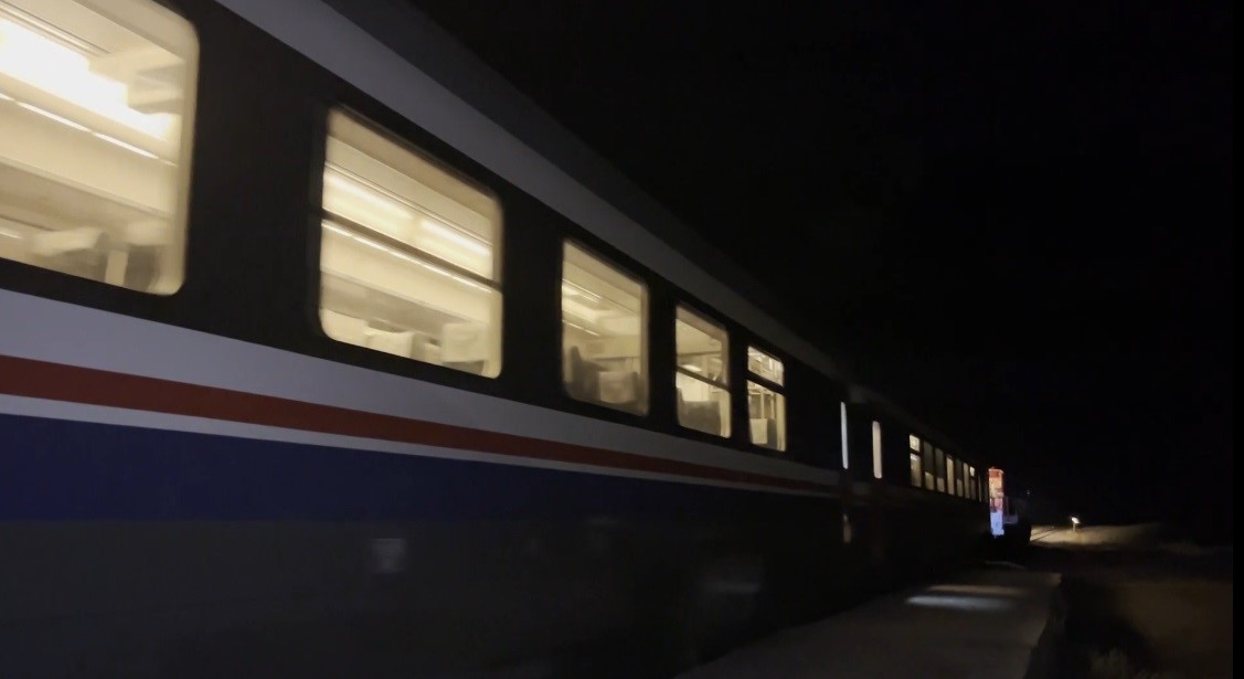 Kars-Akyaka yolcu treni arızalandı, hemzemin geçitte araç kuyruğu oluştu