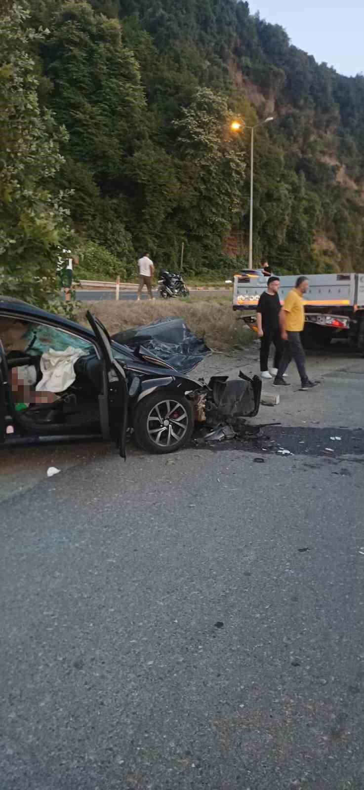 Otomobil park halindeki tırın altına girdi: Genç sürücü hayatını kaybetti