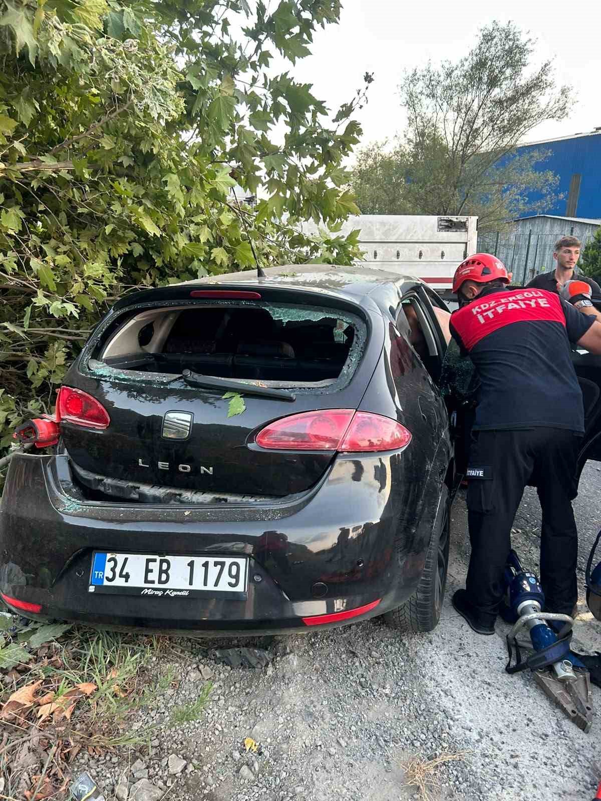 Otomobil park halindeki tırın altına girdi: Genç sürücü hayatını kaybetti