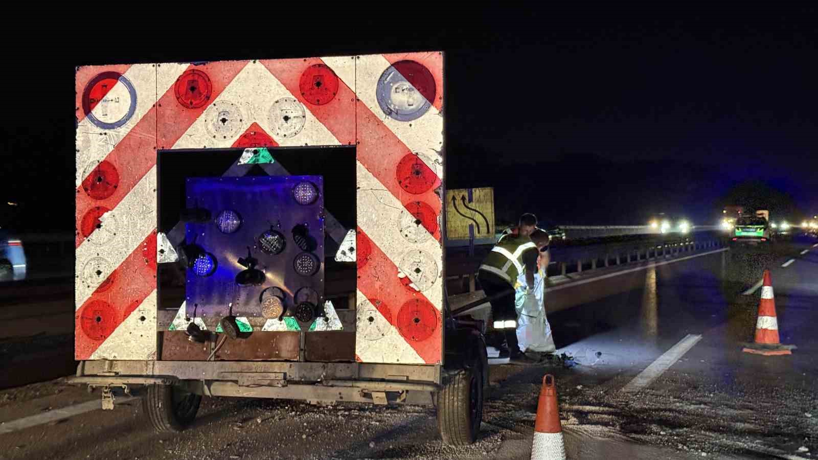 Otoyolda ikaz römorkuna çarpan motosikletli hayatını kaybetti