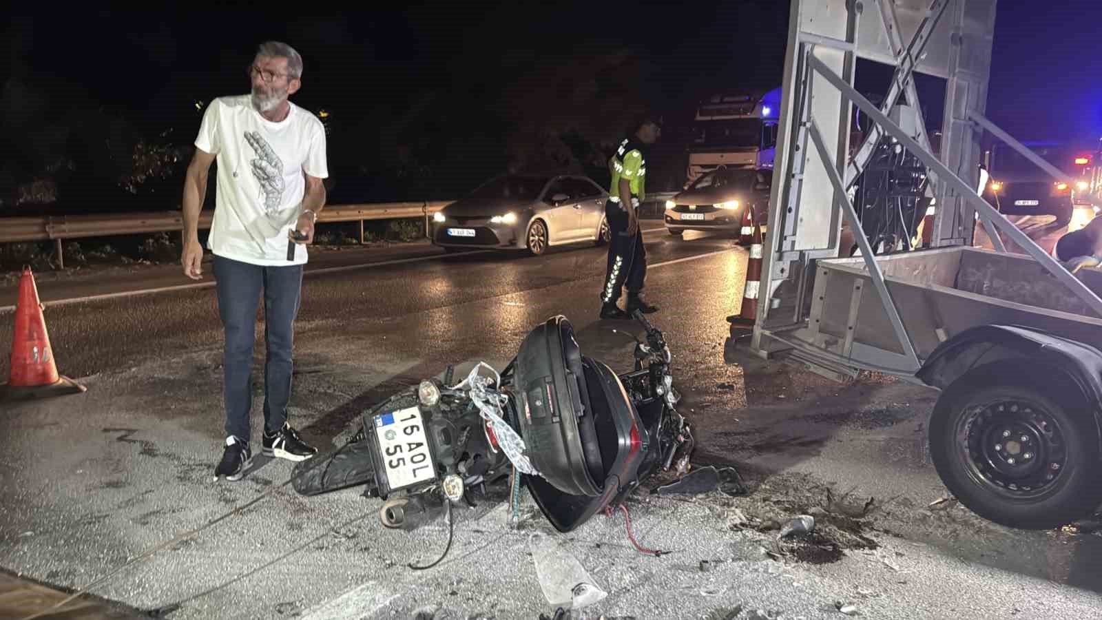 Otoyolda ikaz römorkuna çarpan motosikletli hayatını kaybetti