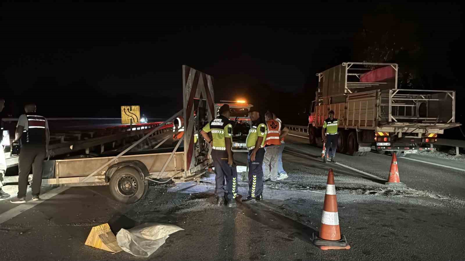 Otoyolda ikaz römorkuna çarpan motosikletli hayatını kaybetti