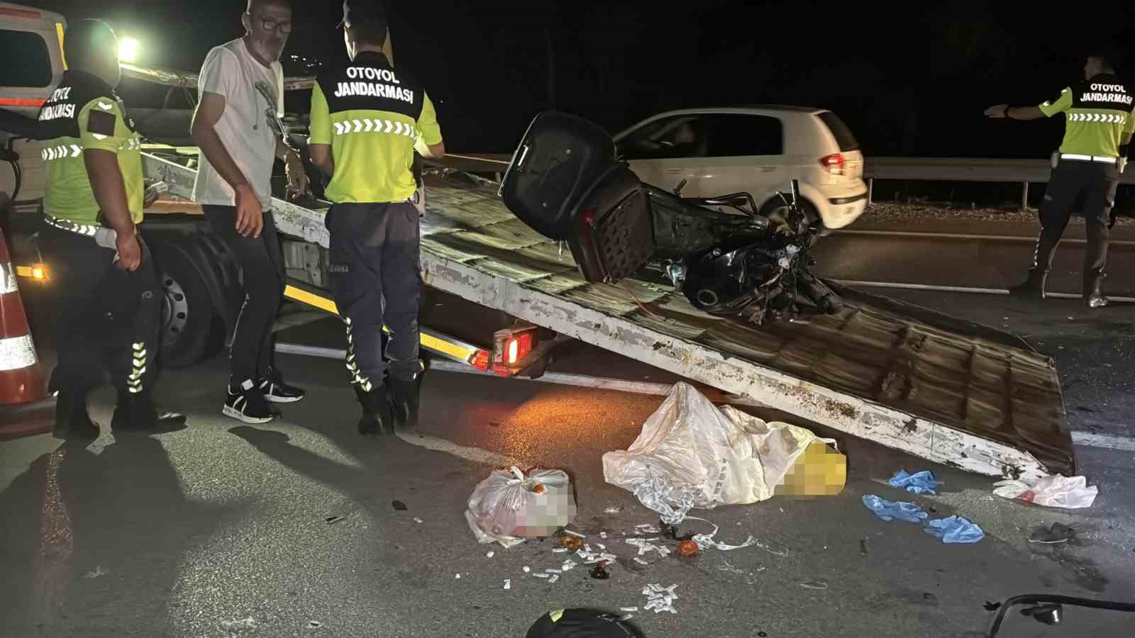 Otoyolda ikaz römorkuna çarpan motosikletli hayatını kaybetti