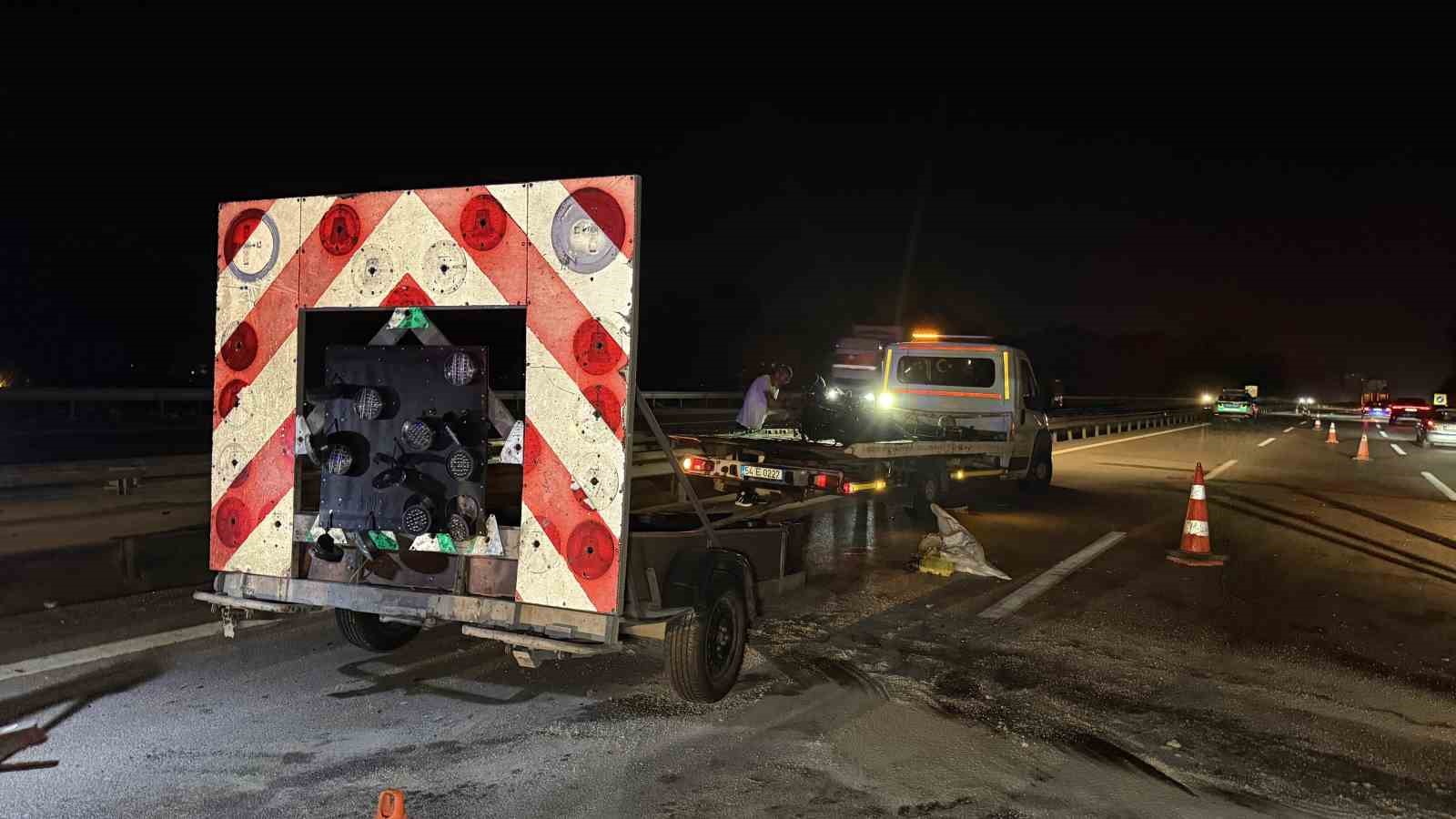 Otoyolda ikaz römorkuna çarpan motosikletli hayatını kaybetti