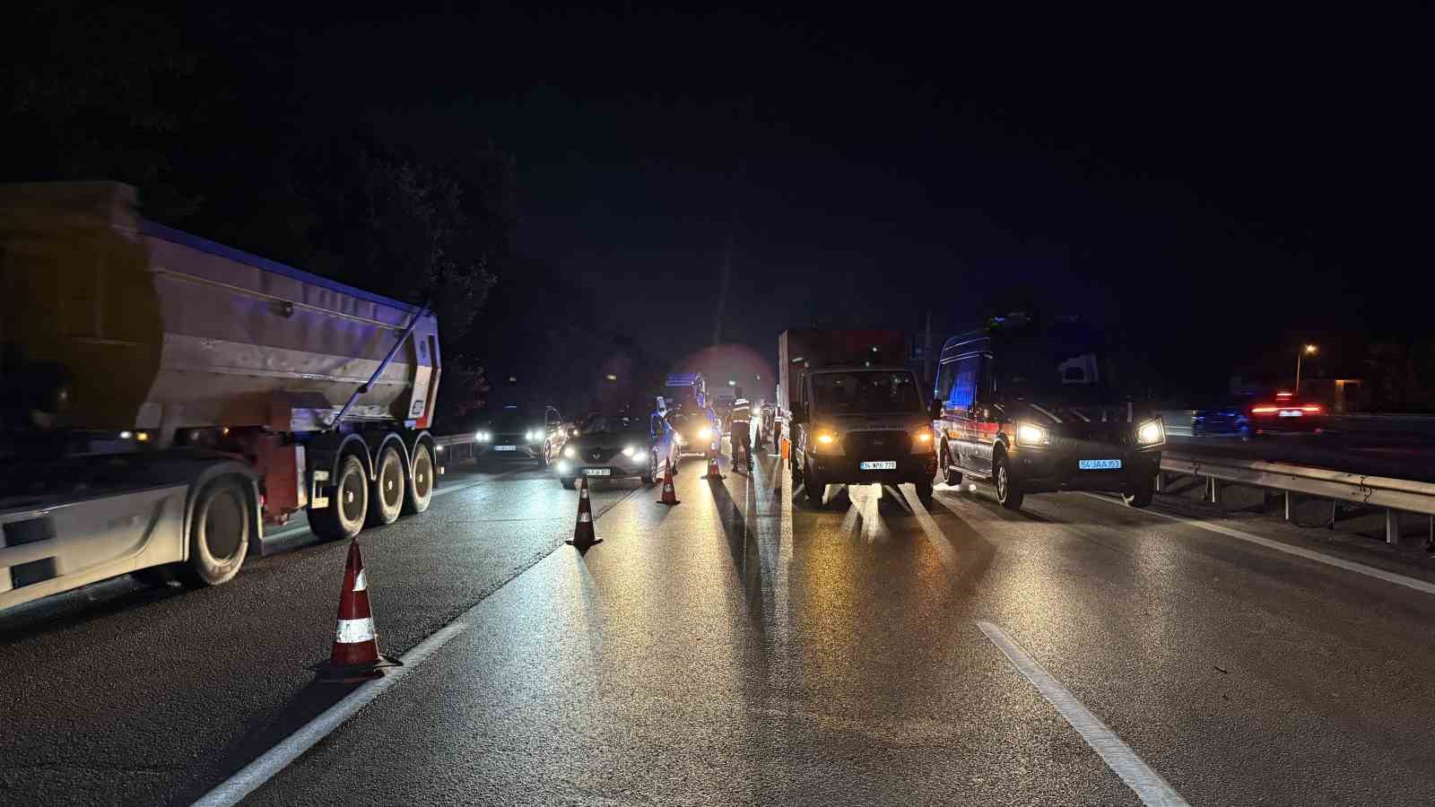 Otoyolda ikaz römorkuna çarpan motosikletli hayatını kaybetti