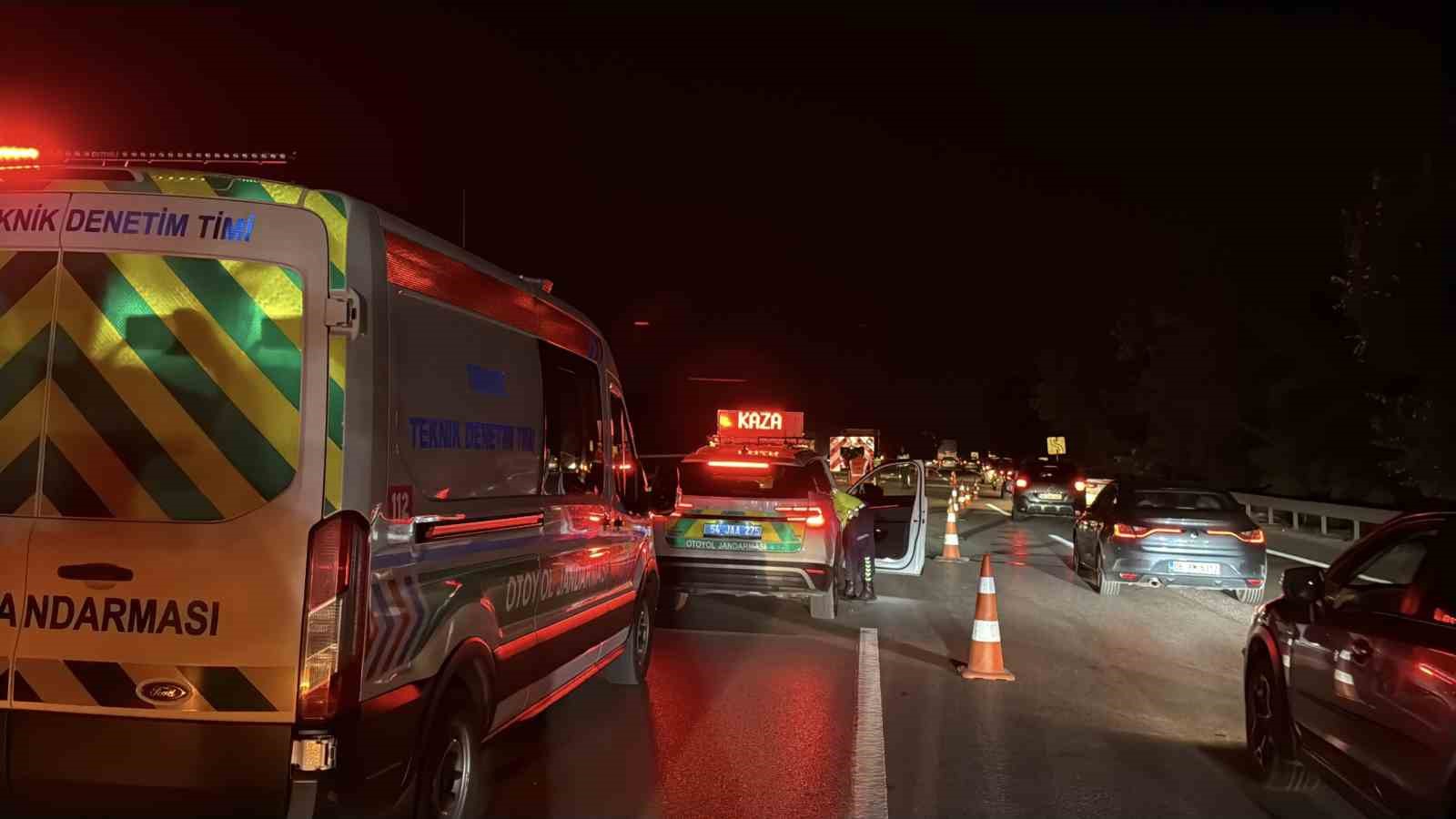 Otoyolda ikaz römorkuna çarpan motosikletli hayatını kaybetti