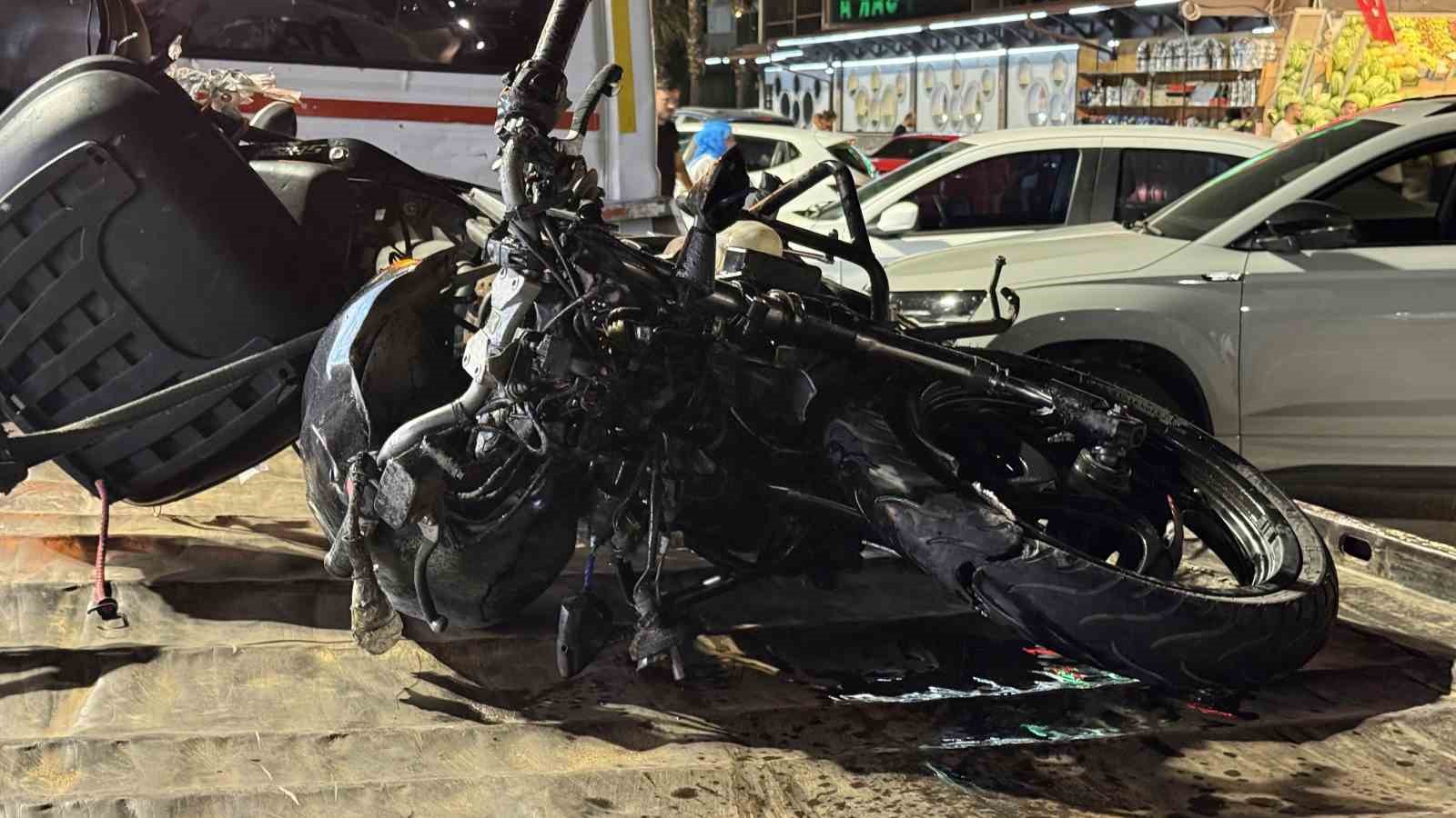 Otoyolda ikaz römorkuna çarpan motosikletli hayatını kaybetti