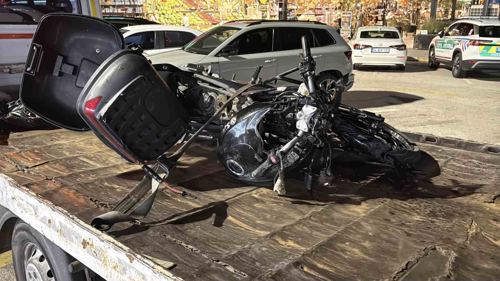Otoyolda ikaz römorkuna çarpan motosikletli hayatını kaybetti