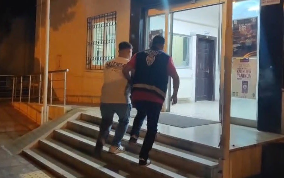 Otomobilin camını taşla kırıp kaçmıştı, yakalandı