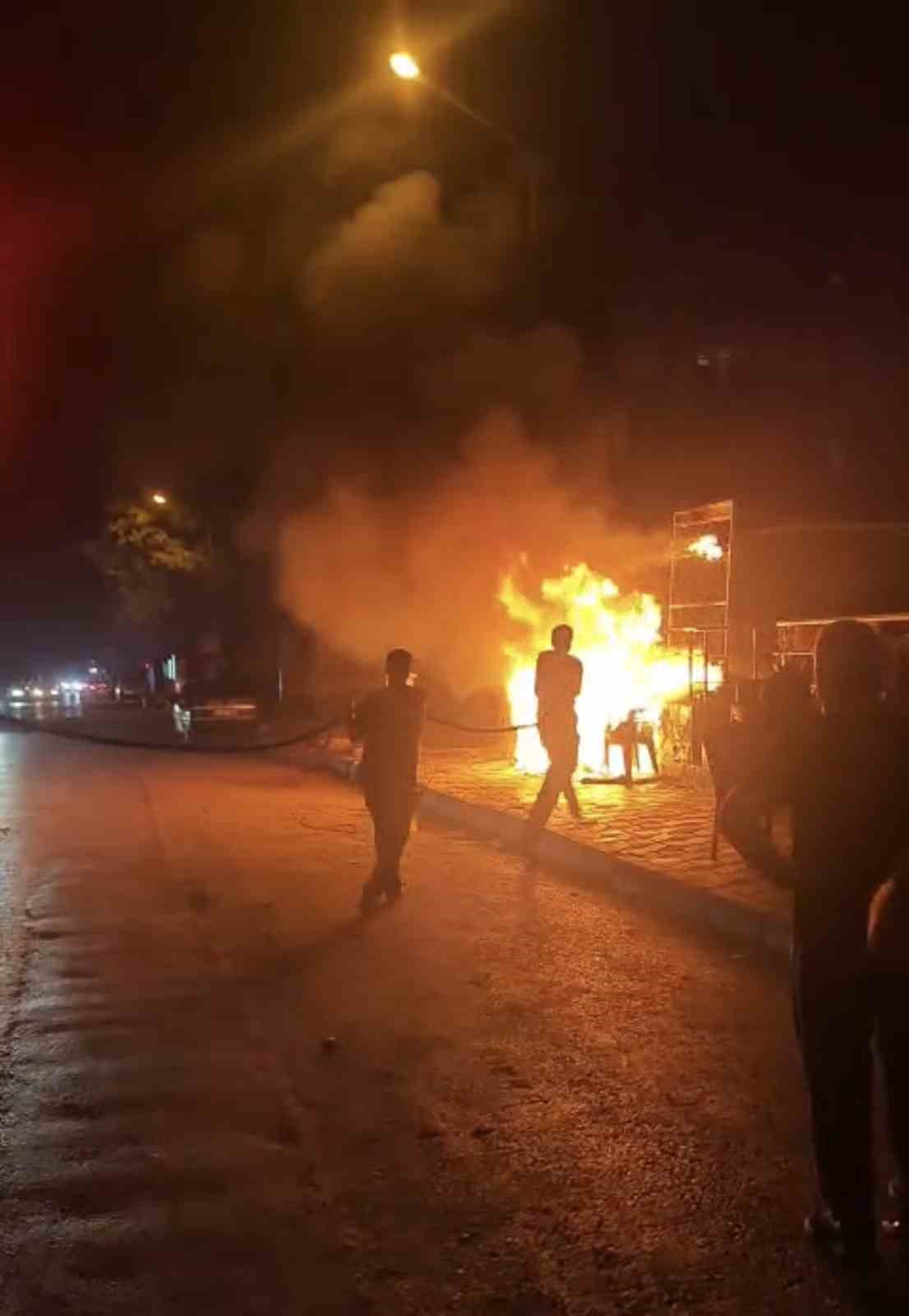 İş yeri önünde korkutan yangın