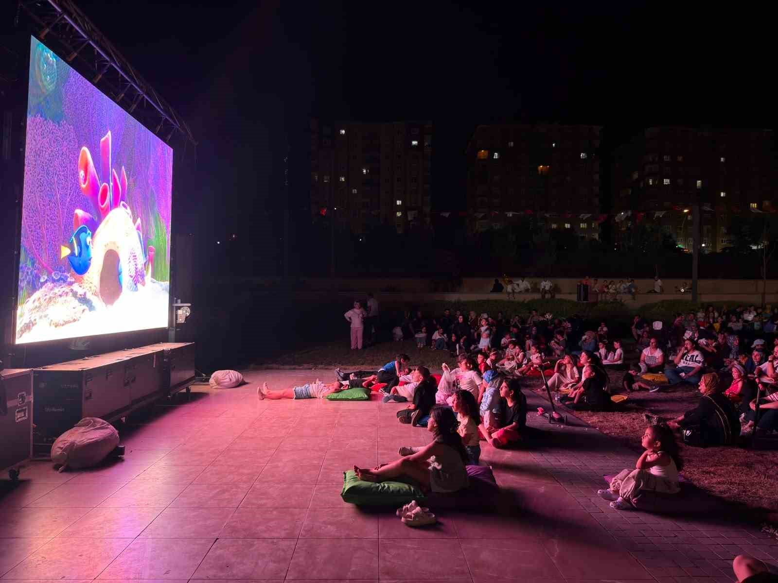 Kırıkkale’de çocuklar açık havada sinema keyfi yaşadı