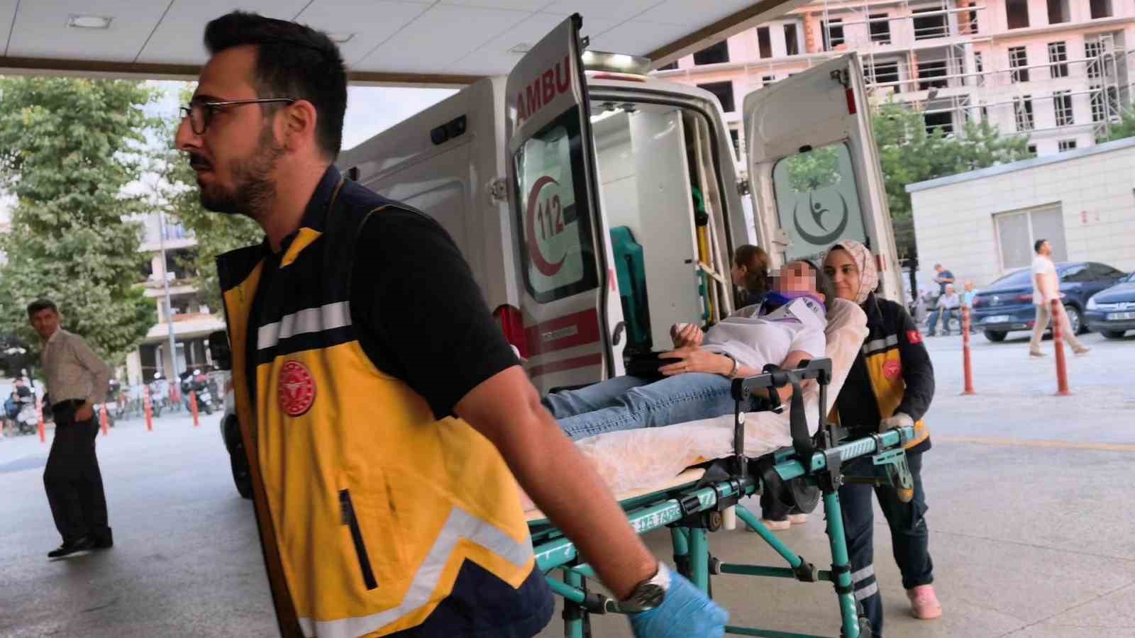 İki otomobil çarpıştı, 4 kişi yaralandı: Motosikletli çift kazadan kıl payı kurtuldu