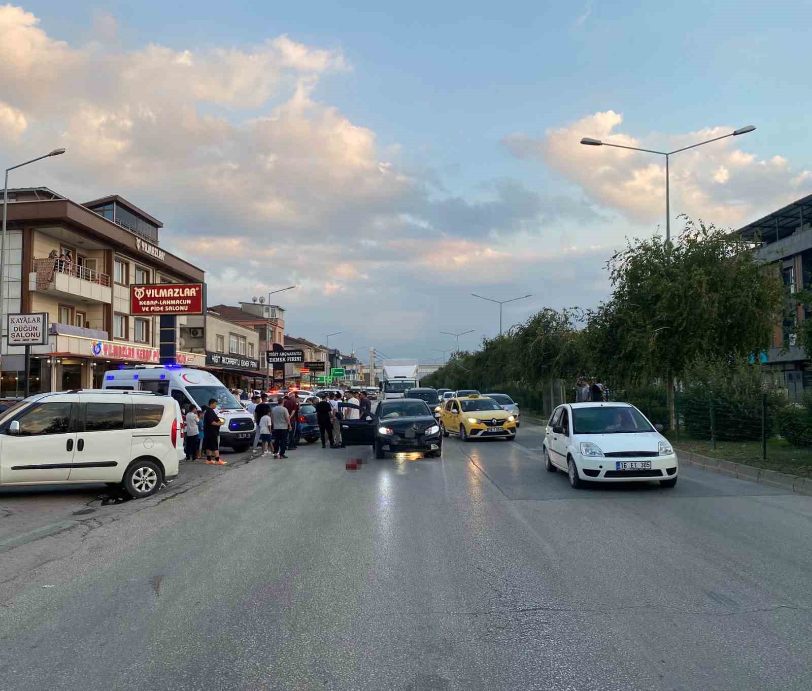 İki otomobil çarpıştı, 4 kişi yaralandı: Motosikletli çift kazadan kıl payı kurtuldu