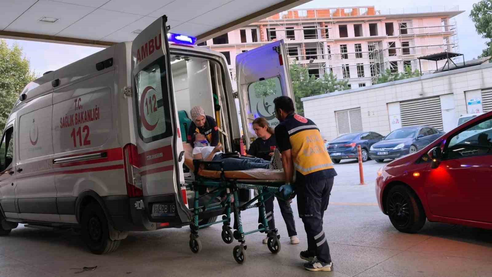 İki otomobil çarpıştı, 4 kişi yaralandı: Motosikletli çift kazadan kıl payı kurtuldu