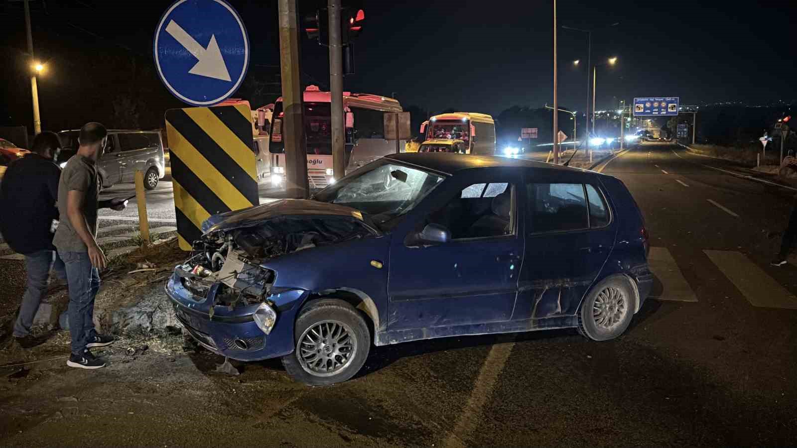 Bolu’da kırmızı ışıkta geçen otomobil kamyonla çarpıştı