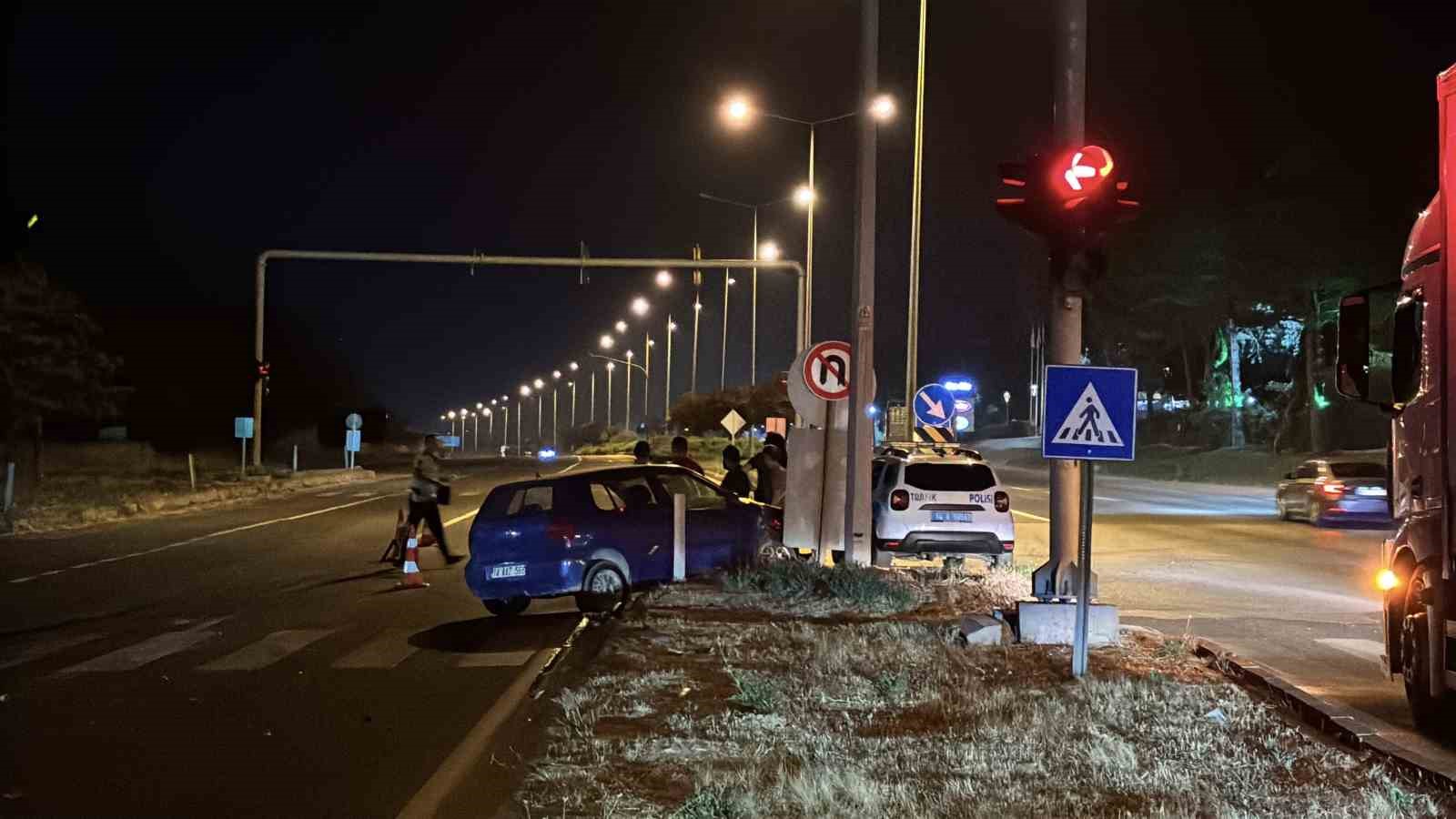 Bolu’da kırmızı ışıkta geçen otomobil kamyonla çarpıştı