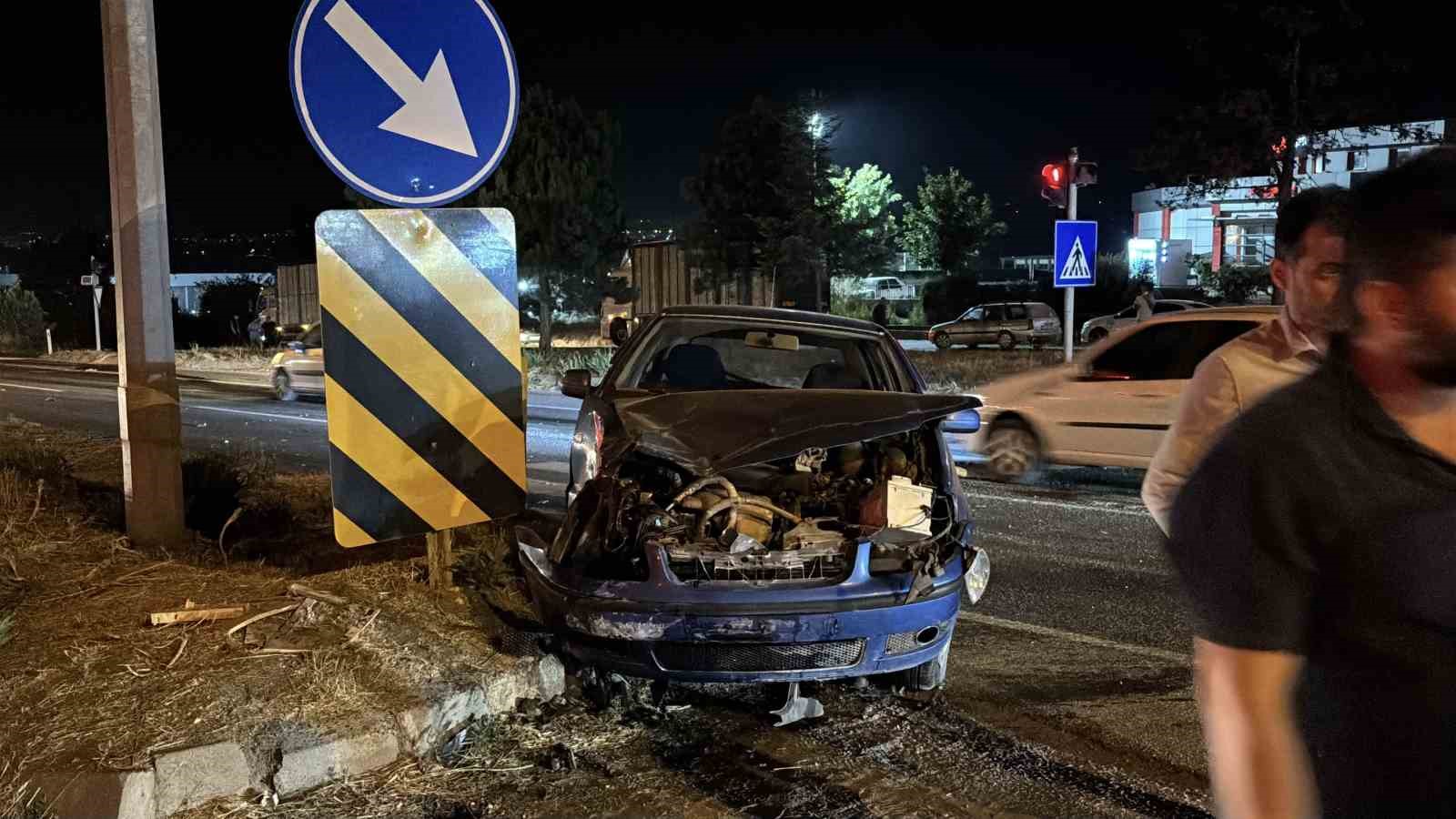 Bolu’da kırmızı ışıkta geçen otomobil kamyonla çarpıştı