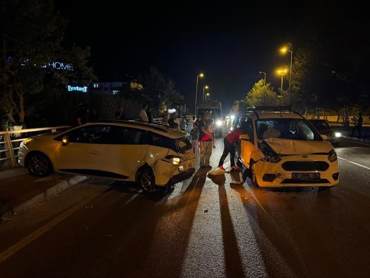 Karabük’te hafif ticari araç otomobile çarptı: 7 yaralı