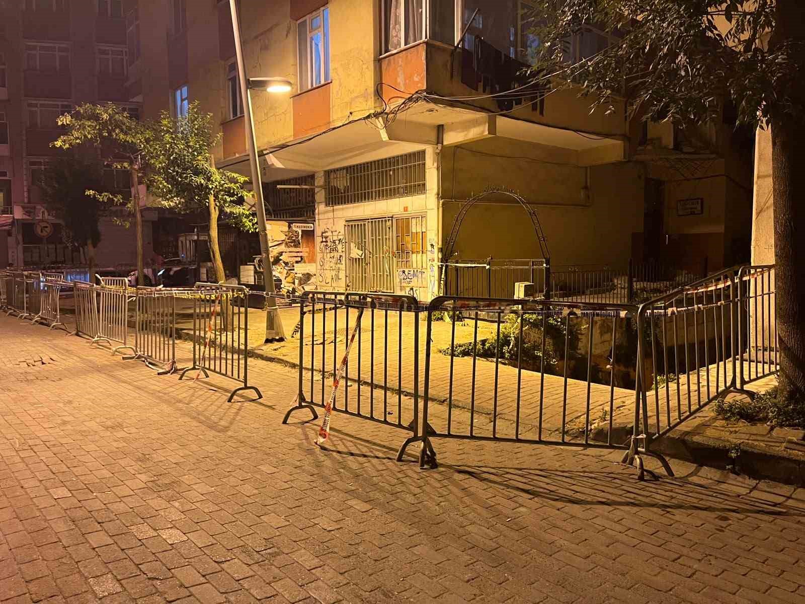 Güngören’de 5 katlı binanın balkonu çöktü: Binanın çevresi bariyerle kapatıldı