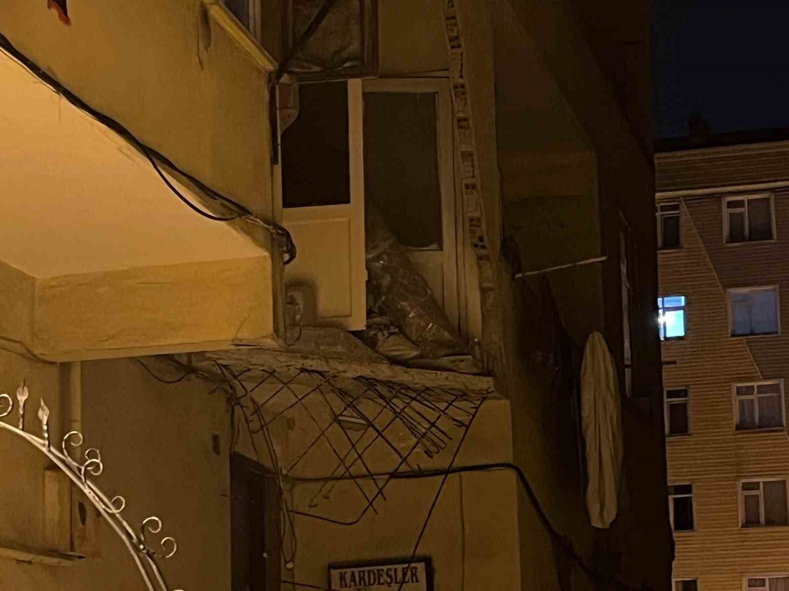Güngören’de 5 katlı binanın balkonu çöktü: Binanın çevresi bariyerle kapatıldı