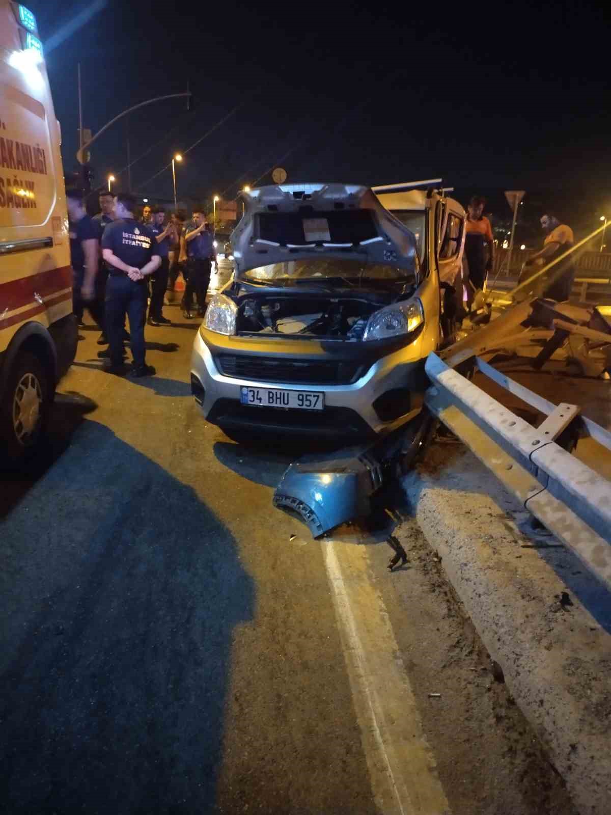 Ümraniye’de hafif ticari araç ile otomobil çarpıştı: 4’ü ağır, 6 yaralı