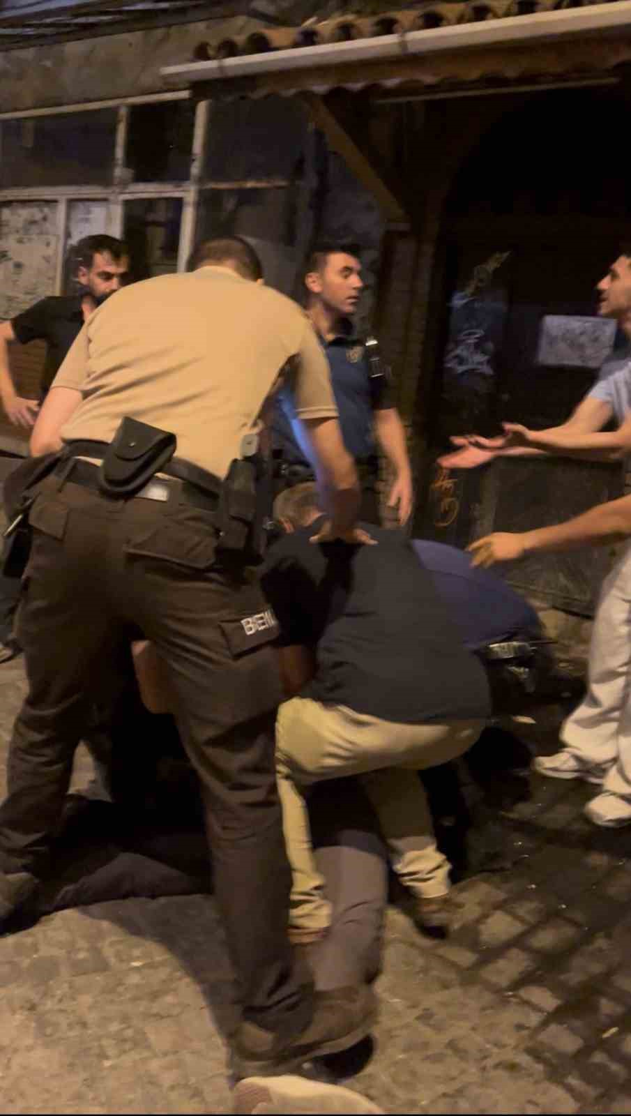 Polisin yanında bile durmadılar… Tarihi Arapşükrü Sokağı’nda kavga kamerada