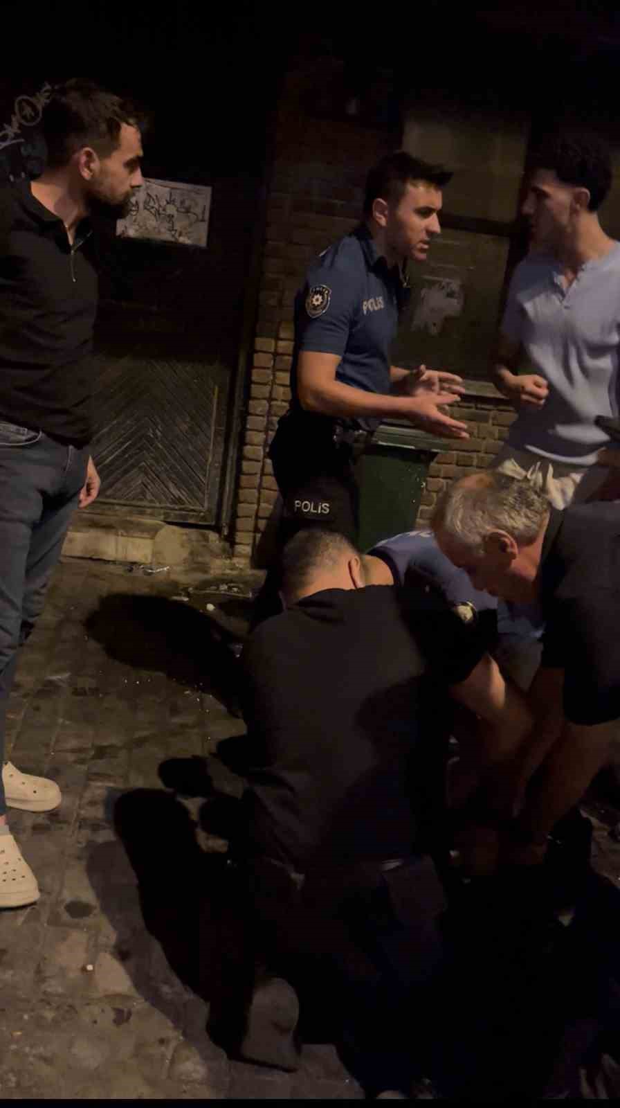 Polisin yanında bile durmadılar… Tarihi Arapşükrü Sokağı’nda kavga kamerada