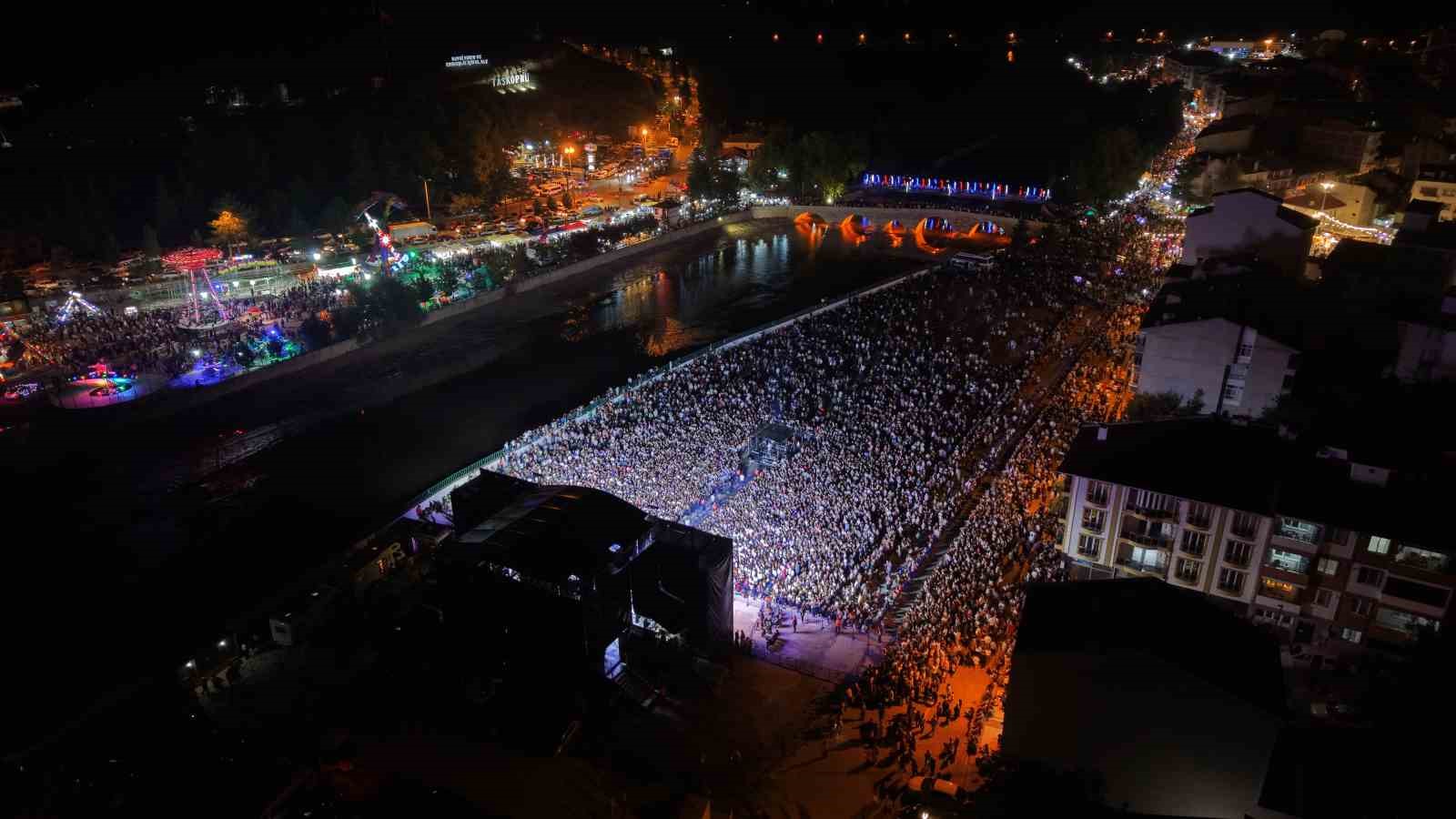 Sarımsak festivalinde sahne alan Sefo, binlerce vatandaşa unutulmaz bir gece yaşattı
