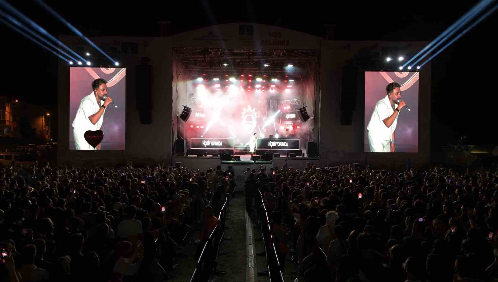 Sarımsak festivalinde sahne alan Sefo, binlerce vatandaşa unutulmaz bir gece yaşattı