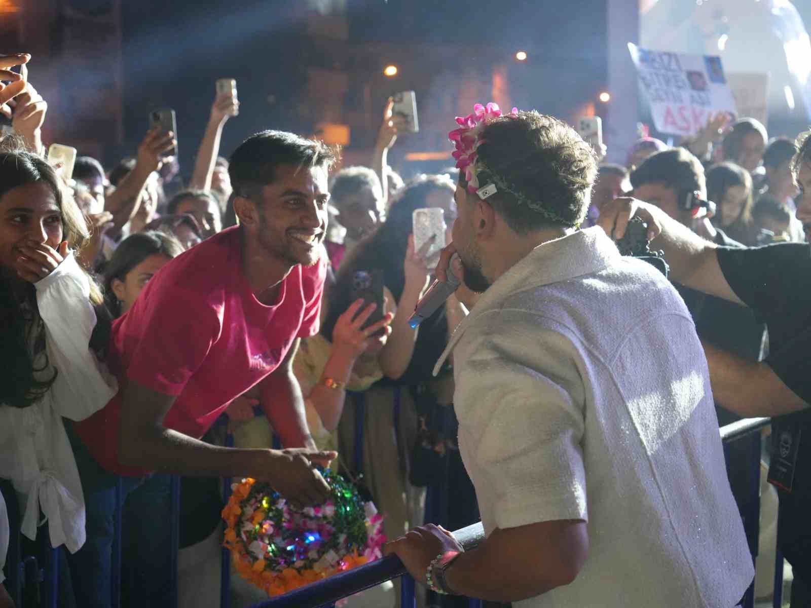 Sarımsak festivalinde sahne alan Sefo, binlerce vatandaşa unutulmaz bir gece yaşattı
