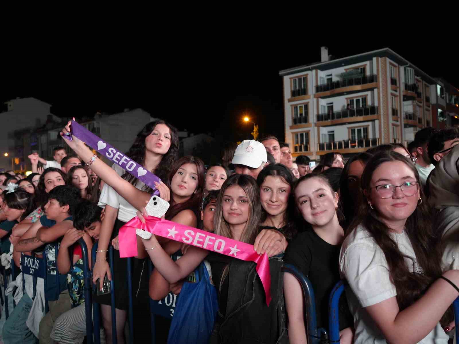 Sarımsak festivalinde sahne alan Sefo, binlerce vatandaşa unutulmaz bir gece yaşattı