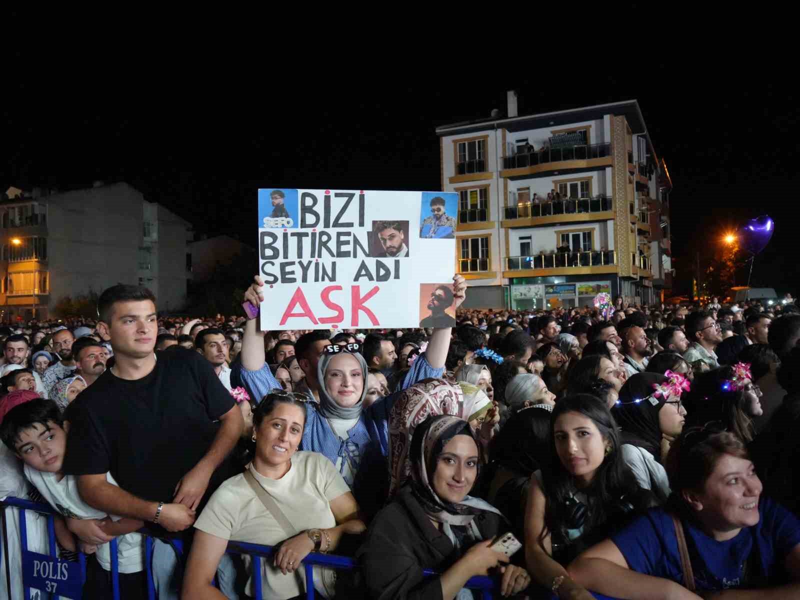 Sarımsak festivalinde sahne alan Sefo, binlerce vatandaşa unutulmaz bir gece yaşattı