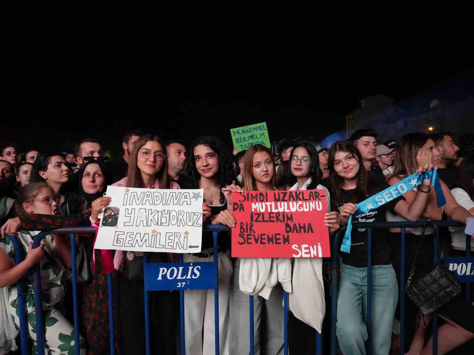 Sarımsak festivalinde sahne alan Sefo, binlerce vatandaşa unutulmaz bir gece yaşattı
