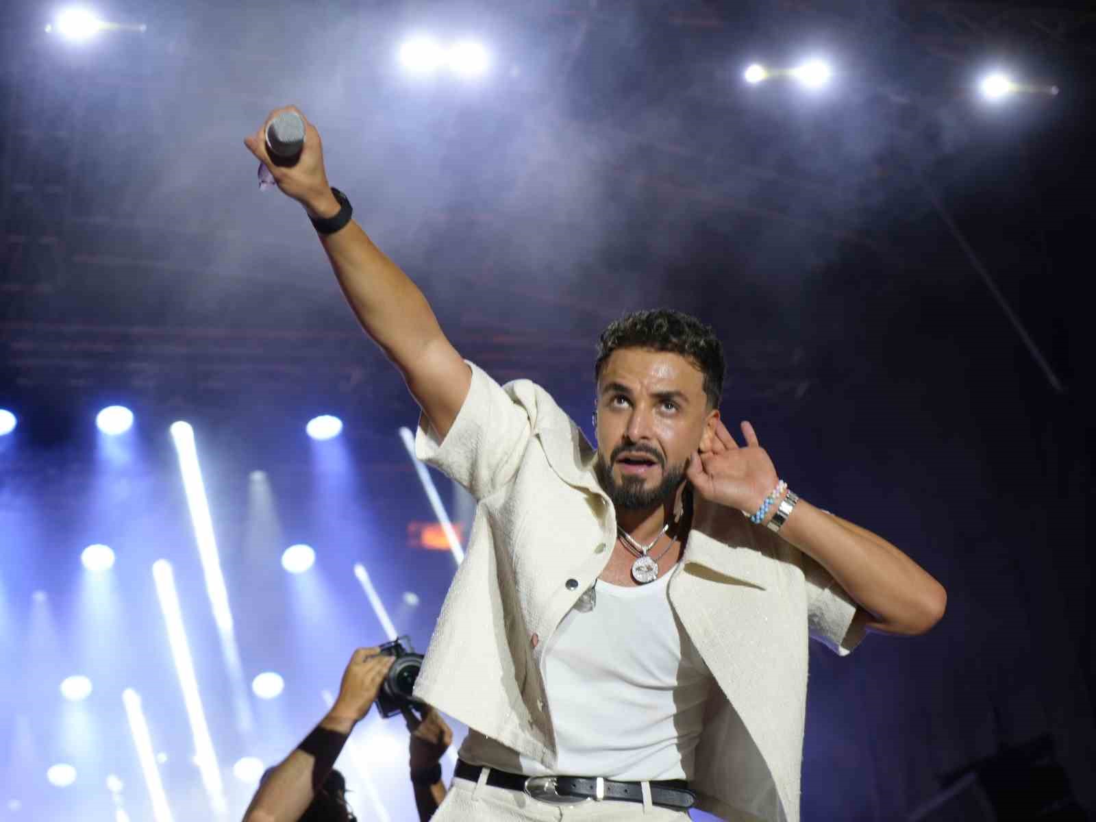 Sarımsak festivalinde sahne alan Sefo, binlerce vatandaşa unutulmaz bir gece yaşattı