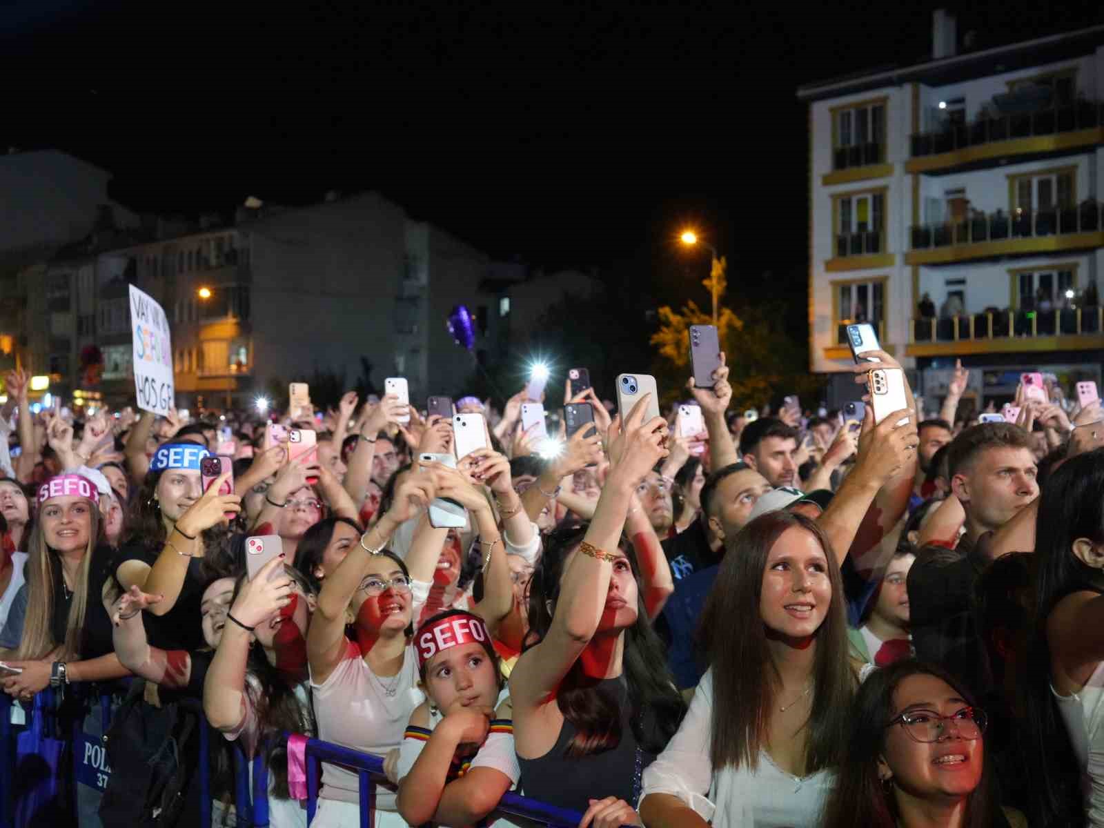 Sarımsak festivalinde sahne alan Sefo, binlerce vatandaşa unutulmaz bir gece yaşattı