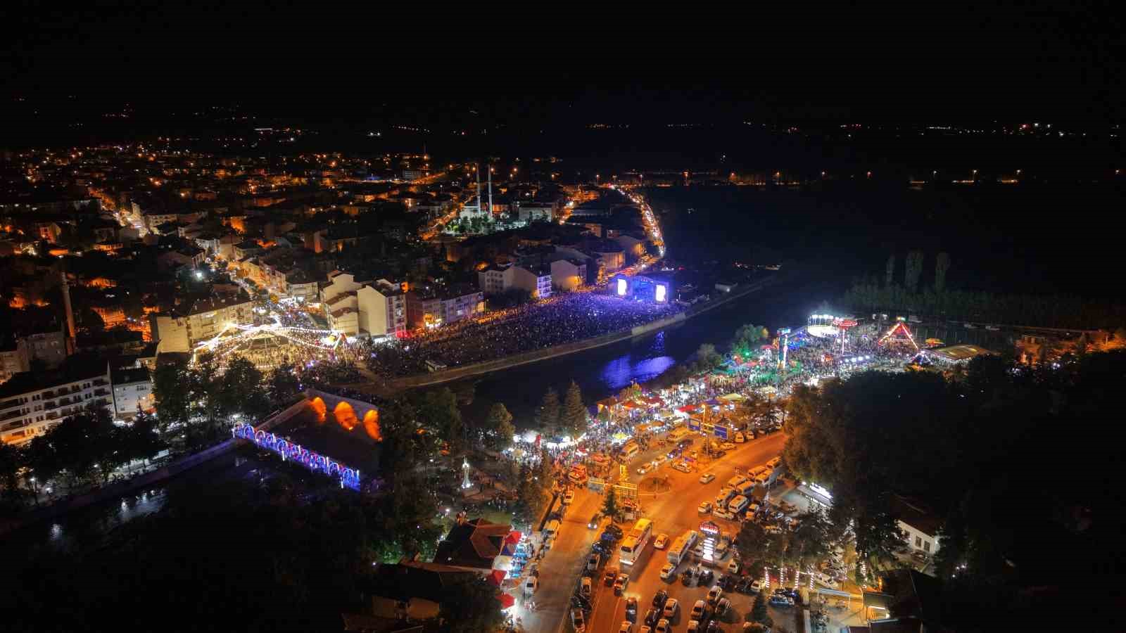 Sarımsak festivalinde sahne alan Sefo, binlerce vatandaşa unutulmaz bir gece yaşattı