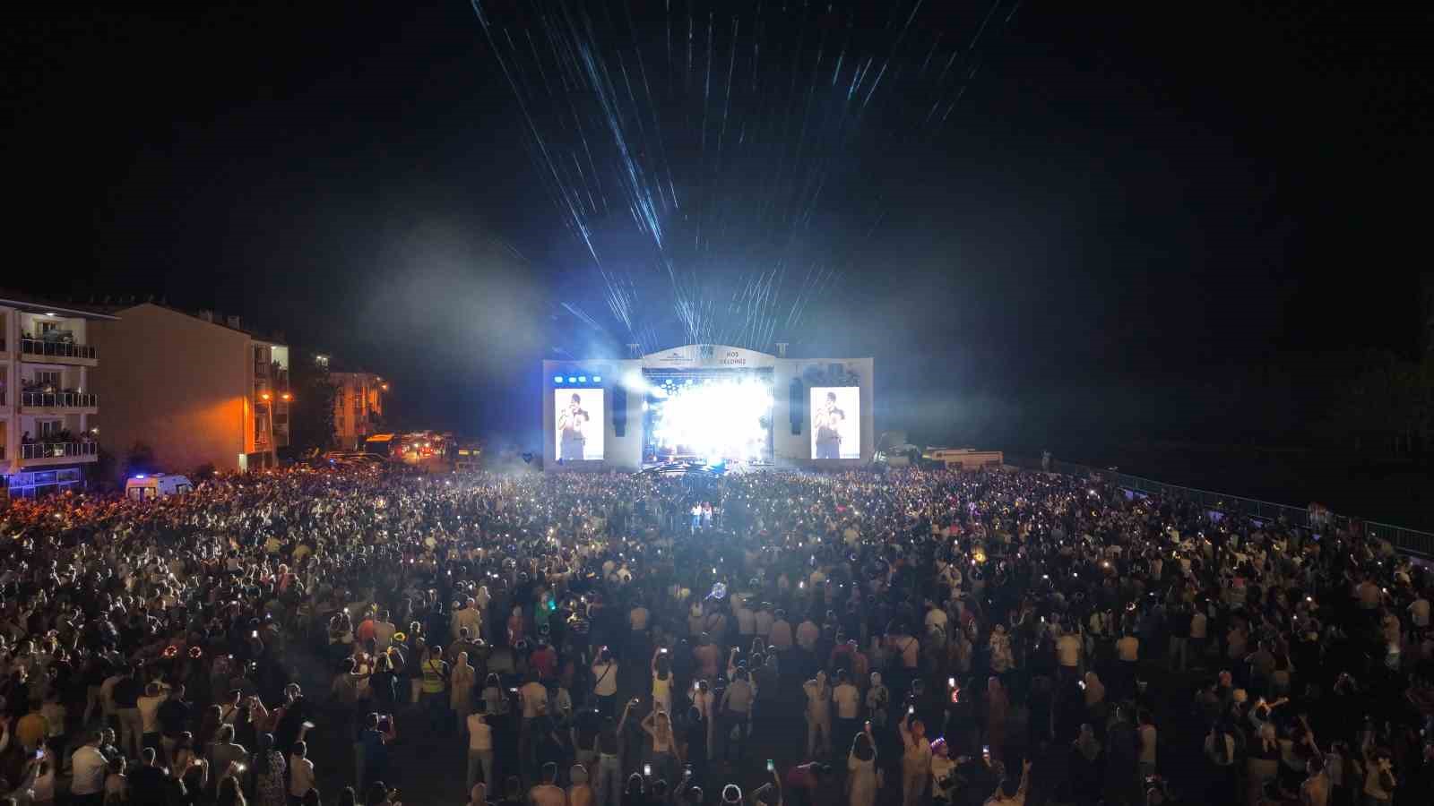 Sarımsak festivalinde sahne alan Sefo, binlerce vatandaşa unutulmaz bir gece yaşattı