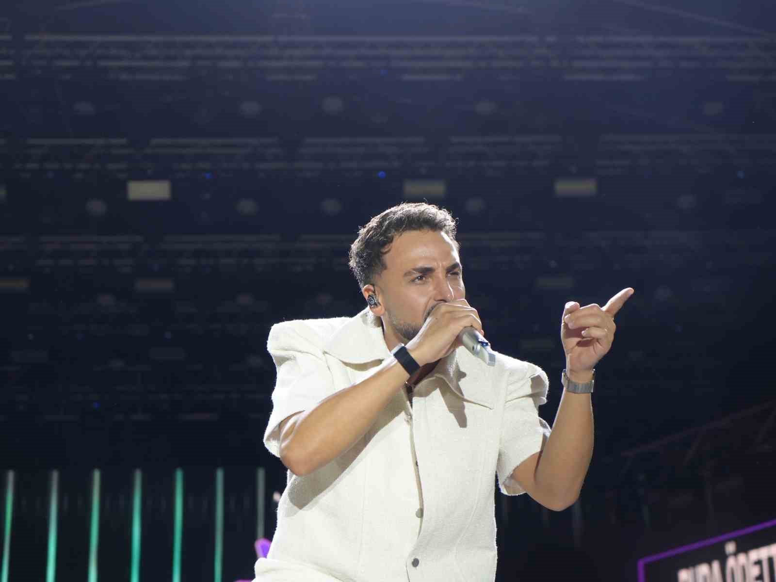 Sarımsak festivalinde sahne alan Sefo, binlerce vatandaşa unutulmaz bir gece yaşattı
